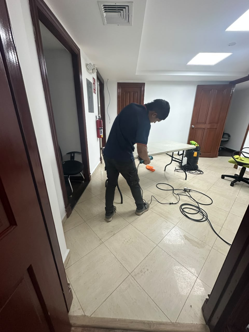 Lobby con elevadores y acabados en mármol