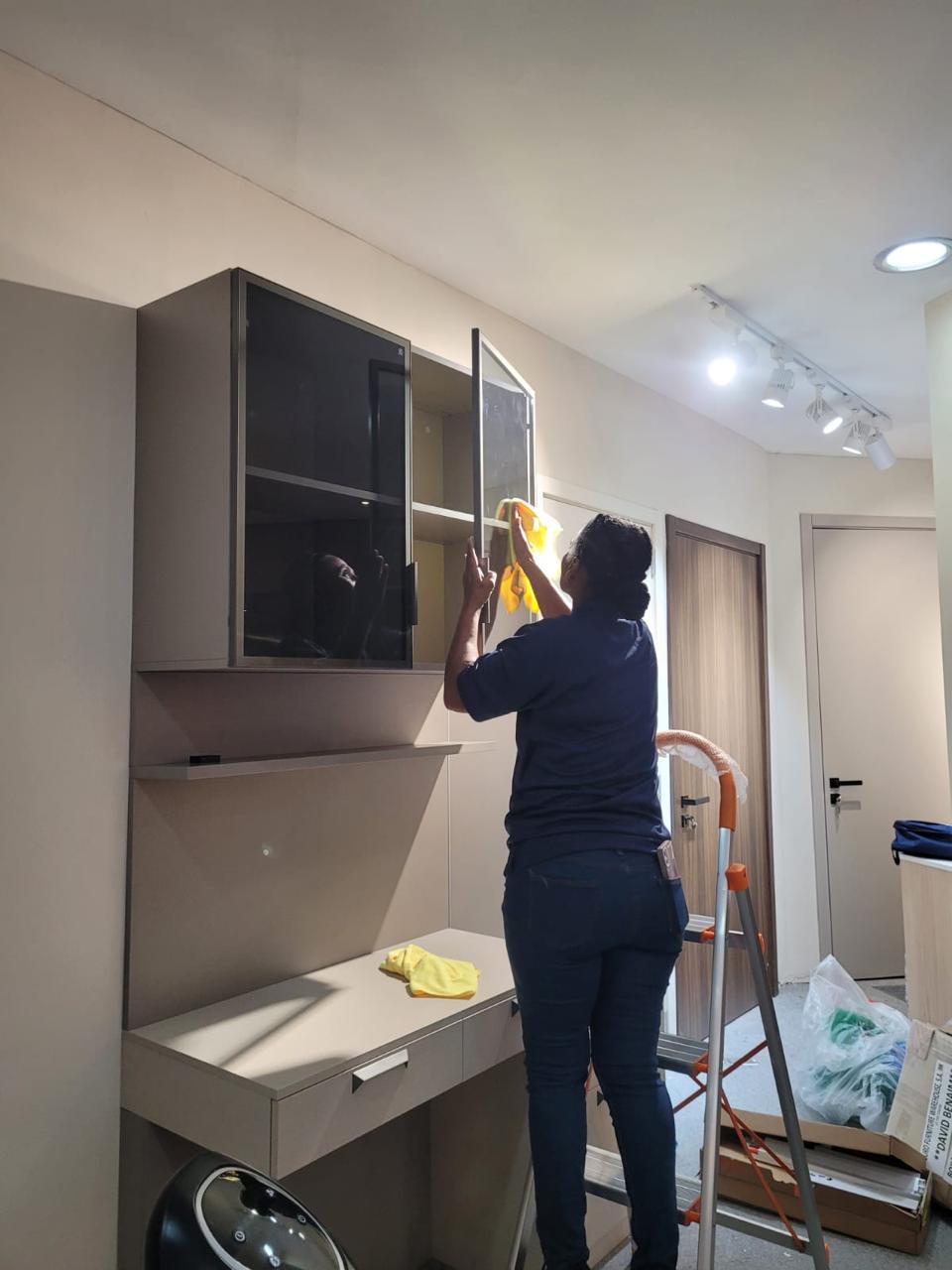 Personal de Ready To Clean en fachada de edificio corporativo
