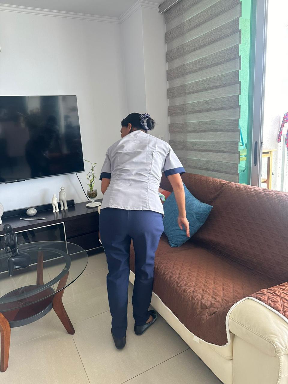 Recepción corporativa con mármol y madera